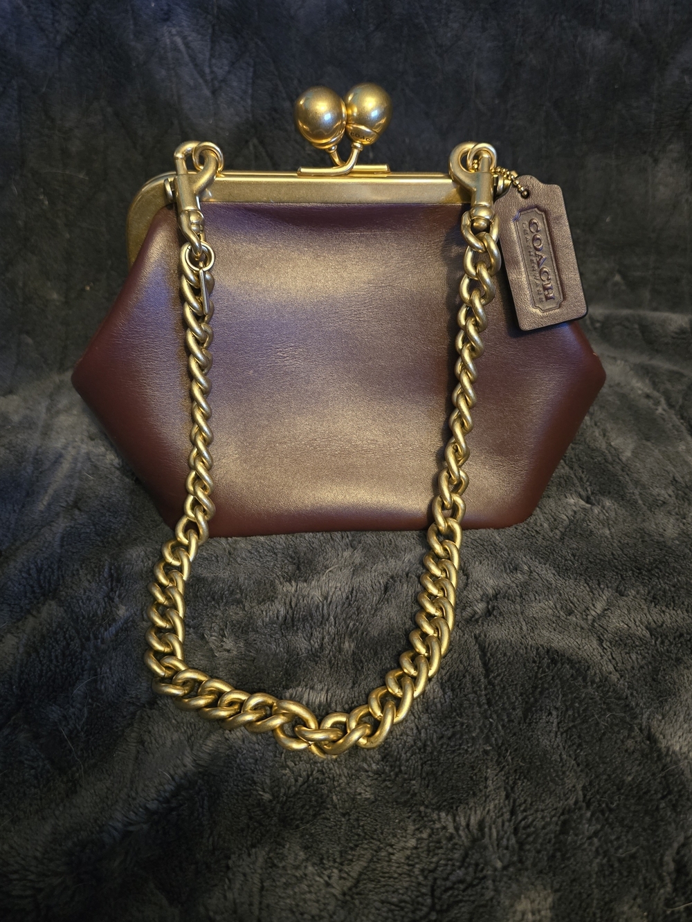 COACH 16 Kiss-Lock Chain Bag in Brass/Black Currant